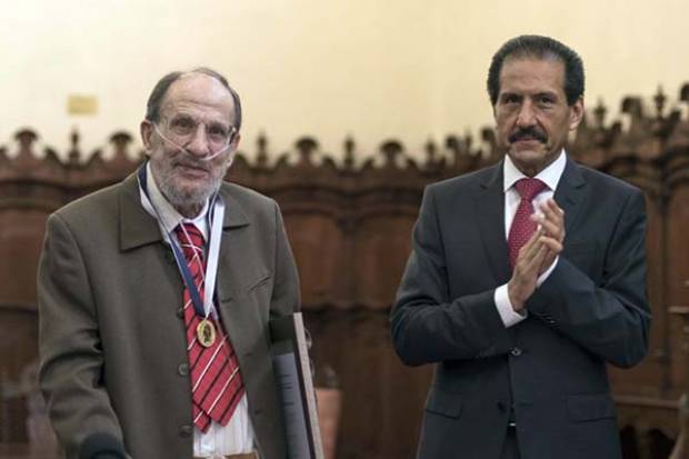 Raúl Dorra, profesor distinguido de la BUAP, recibió la medalla &quot;Francisco Javier Clavijero&quot;