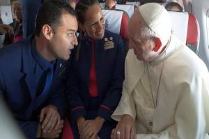Papa Francisco casó por primera vez a una pareja en un avión