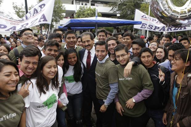 Alfonso Esparza arranca campaña en busca de la reelección en la BUAP