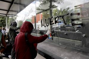 Marchan por el 2 de octubre en Puebla y vandalizan mobiliario urbano