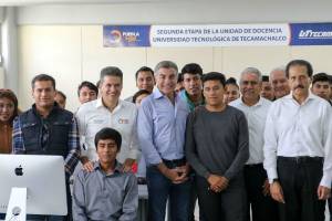 Tony Gali entrega obras carreteras y educativas en Tecamachalco