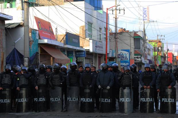 Policías antimotines resguardan calles de Texmelucan contra ambulantes