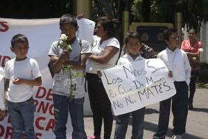 FOTOS: Con rosas blancas, habitantes de Palmarito protestan en Puebla
