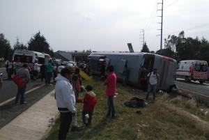 Dos muertos por choque entre autobús, pipa y camioneta en Apizaco