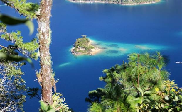 Pojoj, lago azul en la montaña de Chiapas