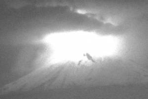 Popocatépetl inicia tren de exhalaciones y lanza material incandescente