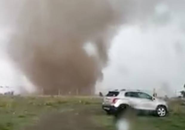 VIDEOS: Tornado derriba techos, árboles y mallas en Huejotzingo