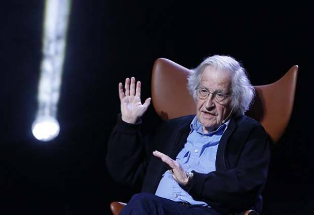 México, tan lejos de Dios y tan cerca de Estados Unidos: Noam Chomsky en Puebla