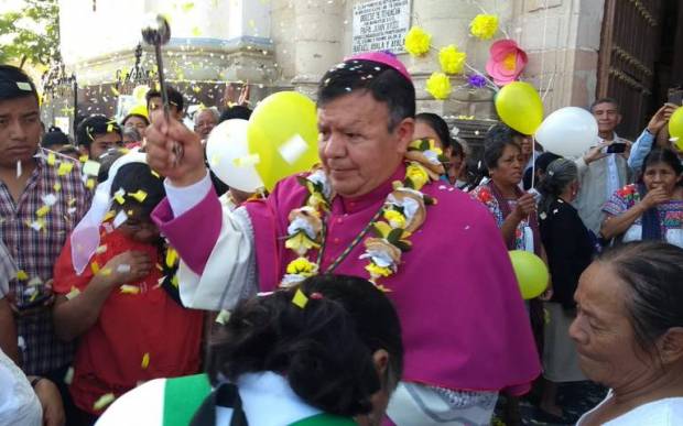 Católicos de Tehuacán reciben a nuevo obispo