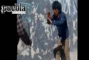 Sorprenden y golpean a ladrón en el Centro de Puebla