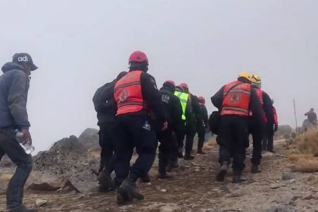 Inicia descenso de estadounidense muerto en barranca del Pico de Orizaba