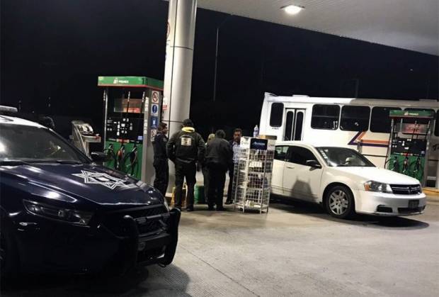 Tres hombres y una mujer atracan Ruta 72A y gasolinería en la colonia Tepeyac