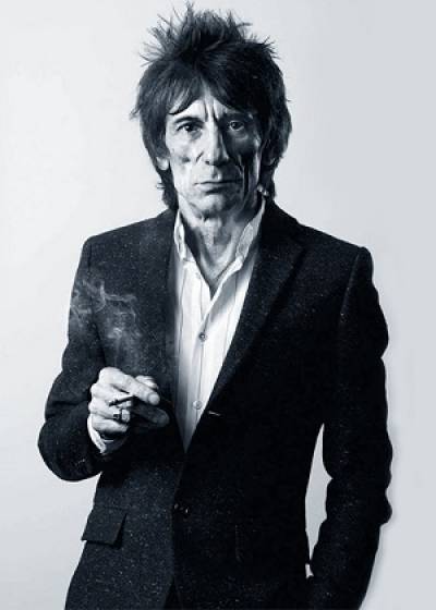 Ronnie Wood, guitarrista de The Rolling Stones, fue operado por cáncer de pulmón