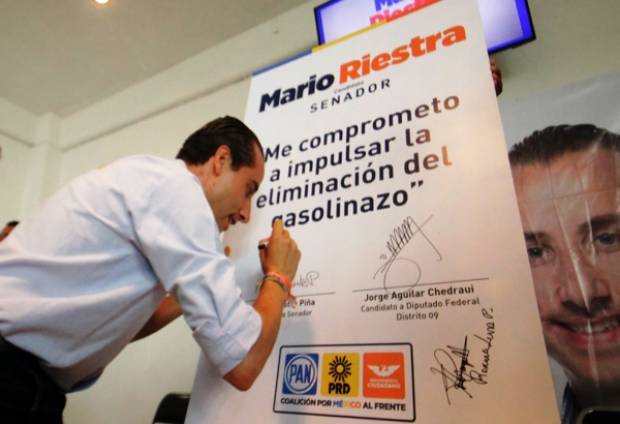 Mario Riestra firma compromiso para impulsar la eliminación del gasolinazo