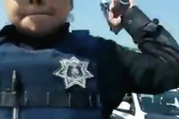 VIDEO: Policía de Atlixco apunta con pistola a civil que agredió a sus compañeros