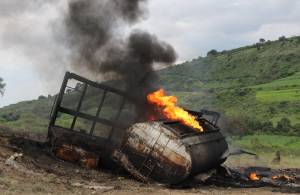 FOTOS: Huachicoleros quemaron camioneta tras enfrentamiento en Tlalancaleca