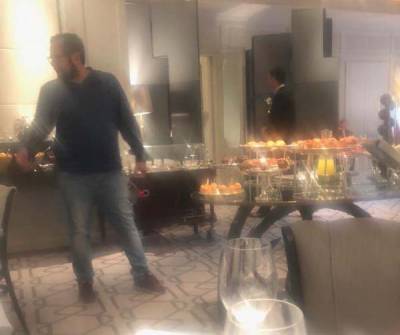 Captan a hijo de AMLO desayunando en hotel de lujo de Madrid