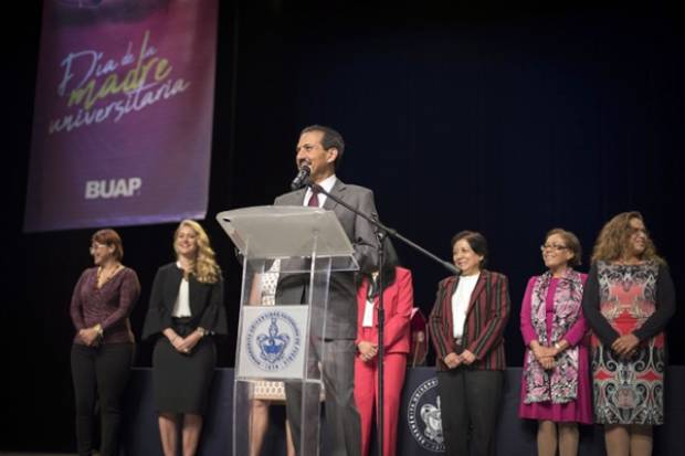 Durante el Día de la Madre, el rector Esparza Ortiz destacó su participación en el prestigio de la BUAP