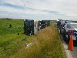 Tres lesionados por volcadura de AU en carretera Puebla-Xalapa