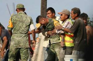 Soldado rompe en llanto durante rescate en Morelos