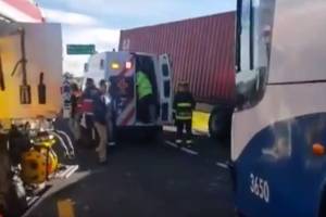 Dos muertos y siete lesionados, saldo de colisión en la autopista a Perote