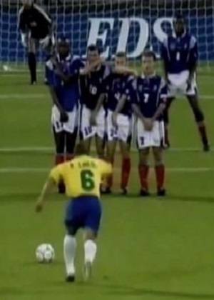 VIDEO: Roberto Carlos quiso emular gol ante Francia, esto sucedió...
