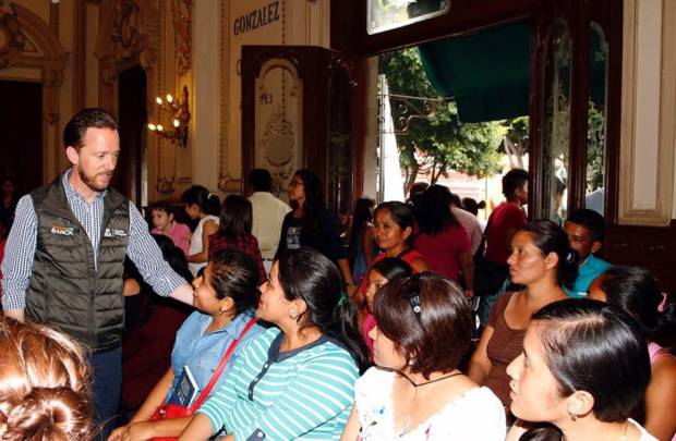 Alcalde Banck recibió en Puebla a visitantes de la Sierra Norte
