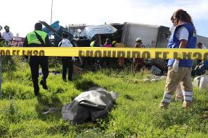 Muere conductor de tráiler tras volcar en la Vía a Corta a Santa Ana Chiautempan