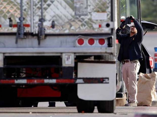 Al menos 10 migrantes hallados muertos en camión en Texas