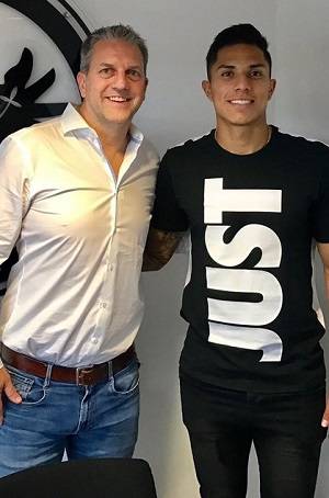 Carlos Salcedo firmó con el Eintracht Frankfurt de Alemania
