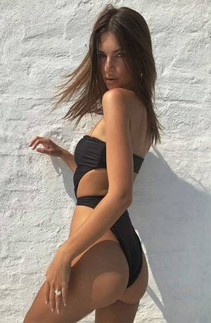 Emily Ratajkowski sorprendió con sexy post