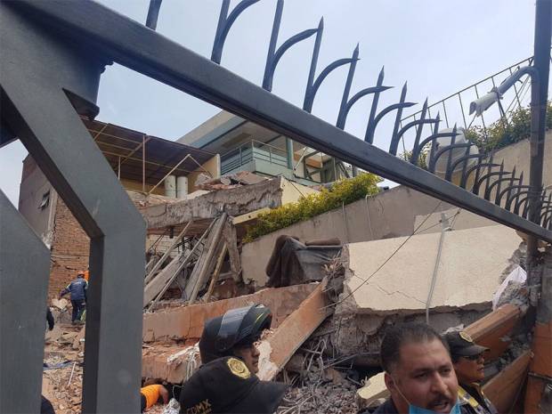 Niños del colegio Enrique Rebsamen de Villa Coapa quedan atrapados bajo escombros
