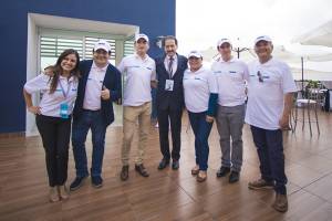 Alfonso Esparza recorre Eco Campus Valsequillo con alumnos destacados