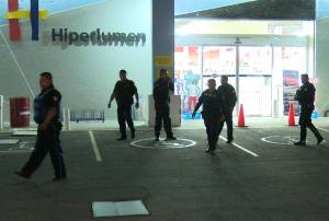 Hombres armados asaltan tienda Hiperlumen en El Carmen