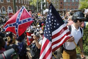 Dos días después, Trump condena violencia racista en Virginia