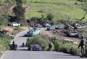 FOTOS: Ejército y policía decomisaron camionetas con huachicol en Tlalancaleca