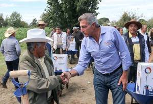 Tony Gali entrega obras y apoyos agropecuarios en Domingo Arenas