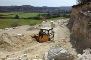 Denuncian a comuneros de San Miguel Ayotla por extraer piedras ilegalmente