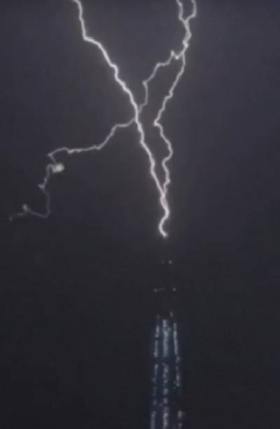 Imponente escena de rayo que cae en rascacielos de Rusia