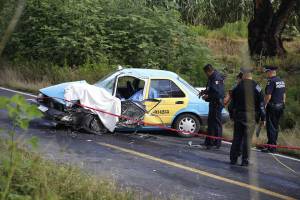 Muere taxista en choque frontal con autobús en la federal México-Puebla