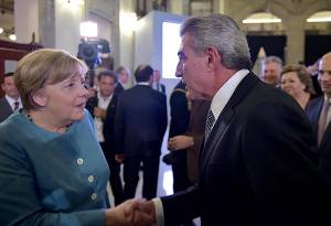 Tony Gali saluda a Angela Merkel en reunión con el presidente Peña Nieto
