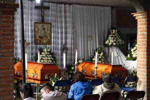 Velan a hijo y sobrino del alcalde de Acatlán, muertos en accidente en Puebla