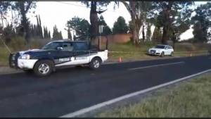 Hallan a hombre asesinado a balazos en su camioneta en Tlalancaleca