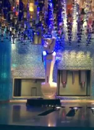 Las Vegas presume el único bar atendido por robots