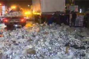 Tráiler volcó con 12 toneladas de latas de cerveza en la autopista Puebla-Orizaba