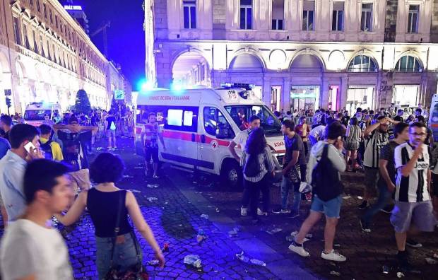 VIDEO: Más de 300 heridos por estampida ante falsa bomba en Turín