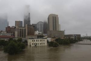 Suman ocho muertos por intensas lluvias de “Harvey” en Texas