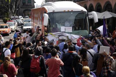 FOTOS: Activistas impiden llegada del autobús “antidiversidad” al zócalo de Puebla