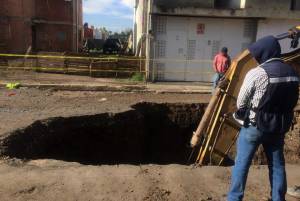 FOTOS: Se abre socavón en San Andrés Cholula por obra de drenaje