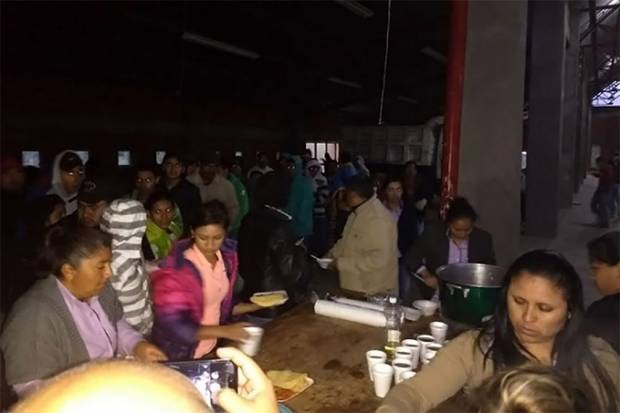 Hallan hacinados a 103 migrantes en la carretera Orizaba-Tehuacán